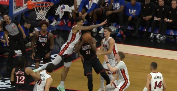 爱游戏登入-望无大碍！恩比德被韦尔顶到右侧肋部 回更衣室后已坐回替补席