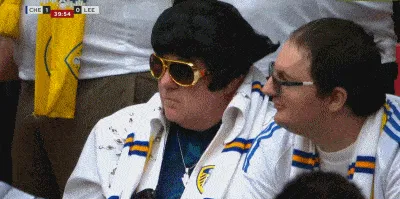 足球看台惊现猫王和蝙蝠侠？利兹联球迷上演创意变装秀